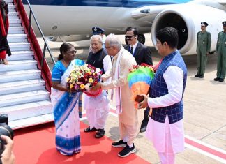 मुख्यमंत्री श्री भूपेश बघेल ने विमानतल पर राष्ट्रपति श्रीमती द्रौपदी मुर्मु का छत्तीसगढ़ प्रवास पर राजधानी रायपुर पहुँचने पर उनका आत्मीय स्वागत किया।