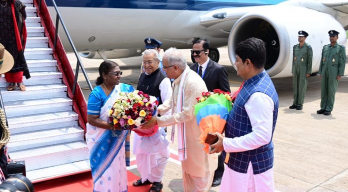 मुख्यमंत्री श्री भूपेश बघेल ने विमानतल पर राष्ट्रपति श्रीमती द्रौपदी मुर्मु का छत्तीसगढ़ प्रवास पर राजधानी रायपुर पहुँचने पर उनका आत्मीय स्वागत किया।