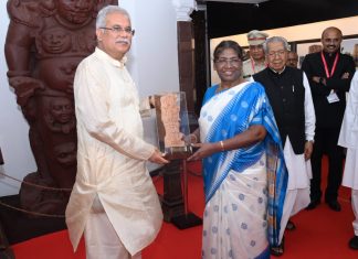 राष्ट्रपति श्रीमती द्रौपदी मुर्मु रायपुर के महंत घासीदास स्मारक संग्रहालय पहुंचीं