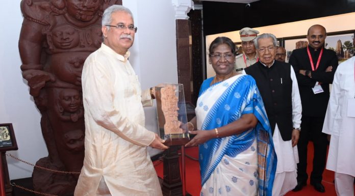 राष्ट्रपति श्रीमती द्रौपदी मुर्मु रायपुर के महंत घासीदास स्मारक संग्रहालय पहुंचीं