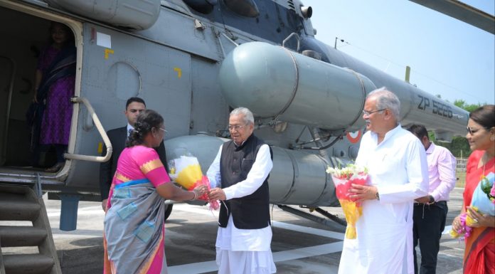 उनके साथ राज्यपाल विश्वभूषण हरिचंदन, मुख्यमंत्री भूपेश बघेल एवं केंद्रीय जनजाति विकास राज्यमंत्री श्रीमती रेणुका सिंह भी उपस्थित हैं।