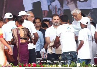 राजीव युवा मितान क्लब में बेहतर काम करने वाले 5 क्लबो को शाल-श्रीफल देकर सम्मानित किया गया