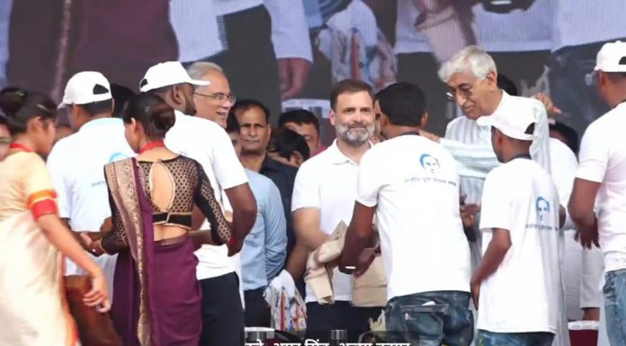 राजीव युवा मितान क्लब में बेहतर काम करने वाले 5 क्लबो को शाल-श्रीफल देकर सम्मानित किया गया