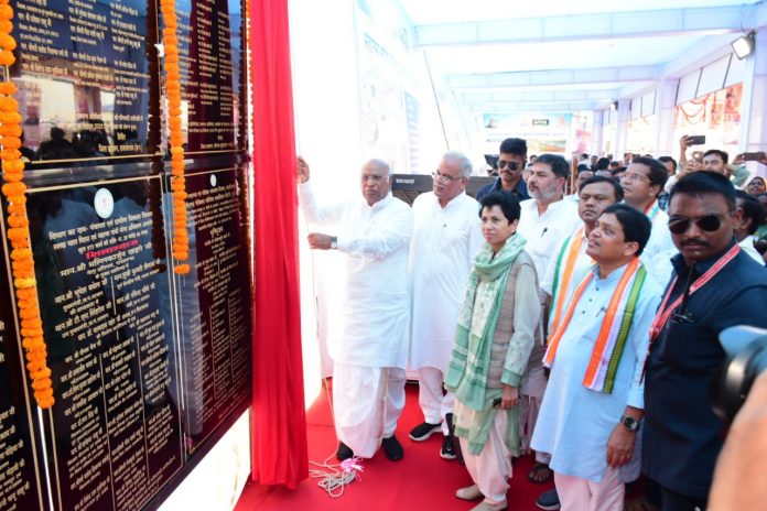 Organization of Bharose Ka Sammelan: Bhumi Pujan and inauguration of total 1 thousand 867 development works costing Rs 355 crore 23 lakh in village Thekwa