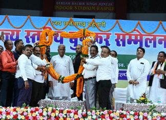 बुनकर समाज नये जमाने के अनुरूप उन्नत हुनर के साथ अपने परंपरागत पेशे को आगे बढ़ाएं: मुख्यमंत्री भूपेश बघेल