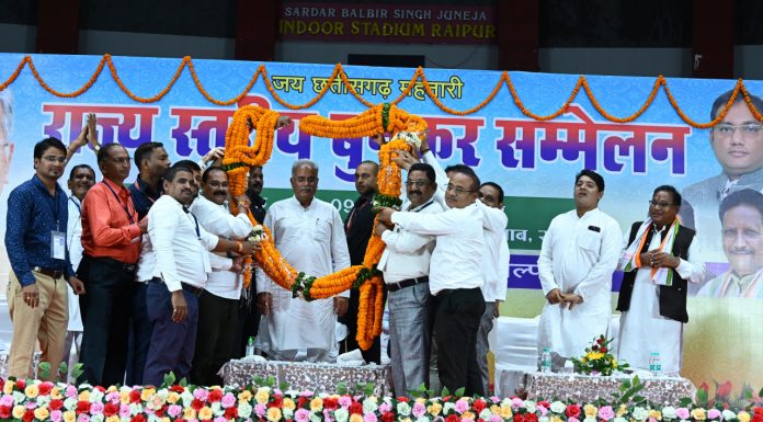 बुनकर समाज नये जमाने के अनुरूप उन्नत हुनर के साथ अपने परंपरागत पेशे को आगे बढ़ाएं: मुख्यमंत्री भूपेश बघेल