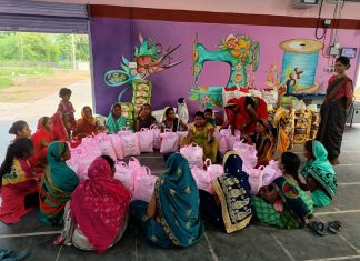 गरियाबंद : रीपा में महिलाएं टीबी मरीजों के लिए तैयार कर रही पोषण आहार किट