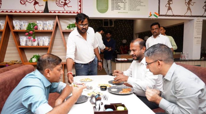 रायपुर : मुख्य सचिव अमिताभ जैन ने सेहत बाजार मिलेट कैफे का किया अवलोकन