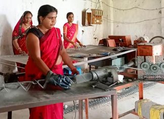 महासमुंद : समूह की महिलायें अपने जीवनस्तर में सुधार कर अपनी क़िस्मत बदल रही है
