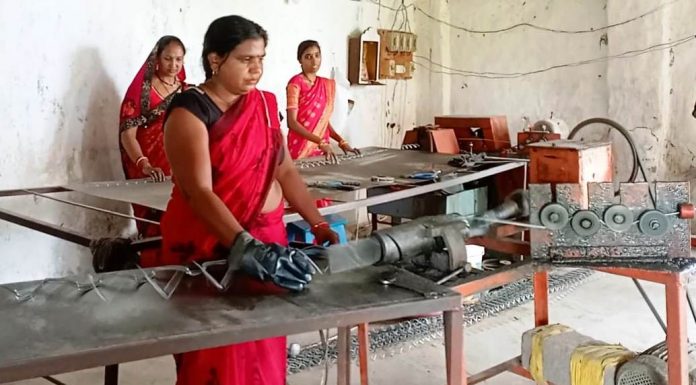 महासमुंद : समूह की महिलायें अपने जीवनस्तर में सुधार कर अपनी क़िस्मत बदल रही है