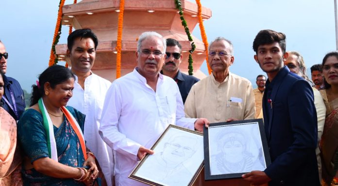 मुख्यमंत्री भूपेश बघेल को आज श्रृंगी ऋषि स्वामी आत्मानन्द शासकीय इंग्लिश मीडियम स्कूल के छात्र मनीष साहू ने भगवान श्री राम और मुख्यमंत्री भूपेश बघेल का स्केच भेंट किया