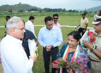 मुख्यमंत्री भूपेश बघेल का धमतरी जिले के मुकुंदपुर हेलीपेड पर हुआ भव्य स्वागत