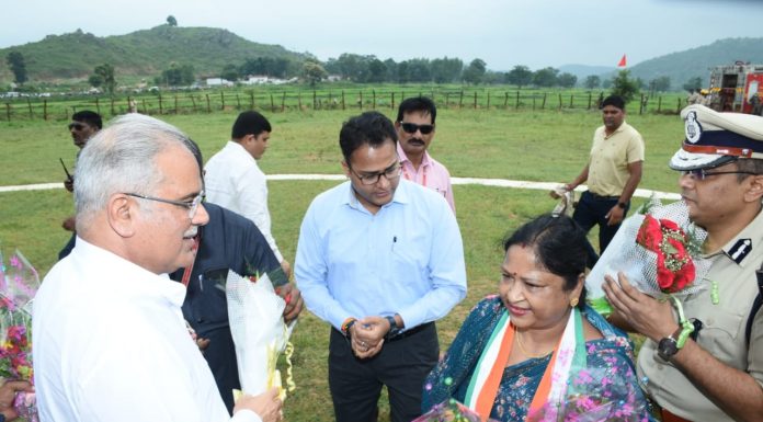 मुख्यमंत्री भूपेश बघेल का धमतरी जिले के मुकुंदपुर हेलीपेड पर हुआ भव्य स्वागत