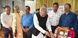 राज्यपाल हरिचंदन ने प्रख्यात साहित्यविद् और प्रकाशक अनंत मिश्र के तैल चित्र का अनावरण किया