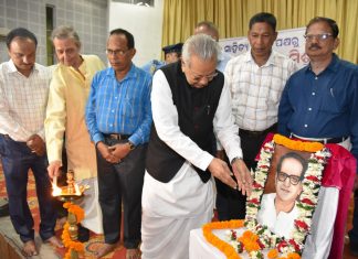 राज्यपाल हरिचंदन ने प्रख्यात साहित्यविद् और प्रकाशक अनंत मिश्र के तैल चित्र का अनावरण किया