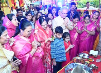 मुख्यमंत्री भूपेश बघेल राजधानी रायपुर स्थित अपने निवास में आयोजित तीजा पोरा तिहार में सपरिवार शामिल होने पहुंचे