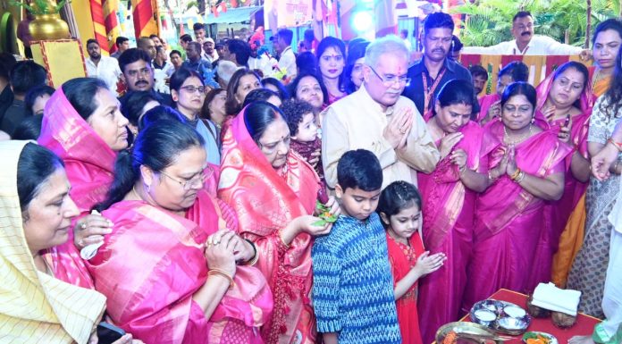 मुख्यमंत्री भूपेश बघेल राजधानी रायपुर स्थित अपने निवास में आयोजित तीजा पोरा तिहार में सपरिवार शामिल होने पहुंचे