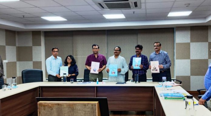 राज्य योजना आयोग के अध्यक्ष डॉ. प्रेमसाय सिंह टेकाम ने आयोग के कार्यों की समीक्षा की