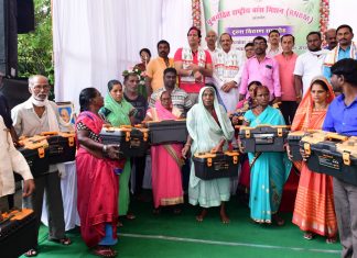 बांस शिल्पकारों को मिला उन्नत टूल्स किट वितरित