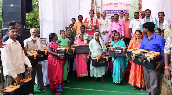 बांस शिल्पकारों को मिला उन्नत टूल्स किट वितरित