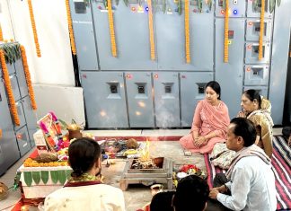 मुख्यमंत्री निवास में श्रीमती मुक्तेश्वरी बघेल ने भगवान विश्वकर्मा की पूजा-अर्चना कर प्रदेश की खुशहाली की कामना की