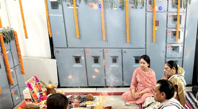 मुख्यमंत्री निवास में श्रीमती मुक्तेश्वरी बघेल ने भगवान विश्वकर्मा की पूजा-अर्चना कर प्रदेश की खुशहाली की कामना की