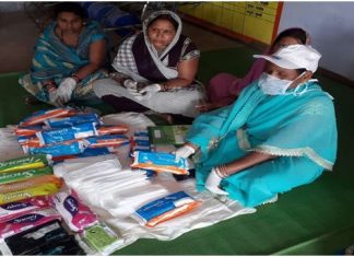 कुमेकेला मॉ दुर्गा महिला स्व सहायता समूह की महिलाए कर रही है सेनेटरी पेड निर्माण