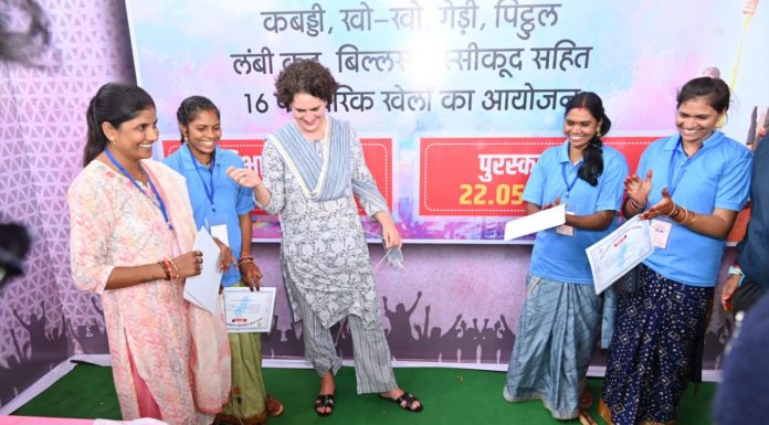 महिला समृद्धि सम्मेलन : जब मुख्यमंत्री की भंवरा खेलने वाली बात सुनकर मुस्कराई श्रीमती गांधी