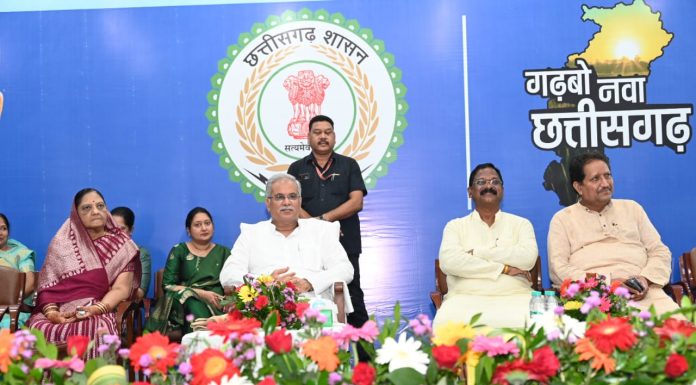 मुख्यमंत्री भूपेश बघेल आज यहां अपने निवास परिसर में तीजा पोरा तिहार के अवसर पर आयोजित कार्यक्रम एवं राज्य स्तरीय महिला सम्मेलन में शामिल हुए
