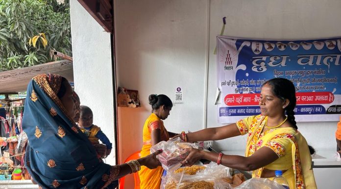 डेयरी संचालन से समूह की महिलाएं बनी सक्षम उद्यमी