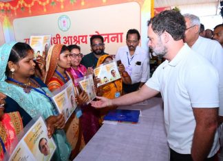 सांसद राहुल गांधी ने मुख्यमंत्री भूपेश बघेल के साथ आवास सम्मेलन में लगाए गए विभिन्न स्टालों का किया अवलोकन