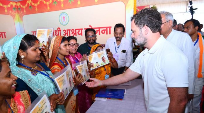 सांसद राहुल गांधी ने मुख्यमंत्री भूपेश बघेल के साथ आवास सम्मेलन में लगाए गए विभिन्न स्टालों का किया अवलोकन