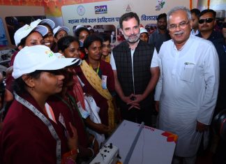 गारमेंट फैक्ट्री में बना कोट समूह की महिलाओं ने गिफ्ट किया राहुल गांधी को