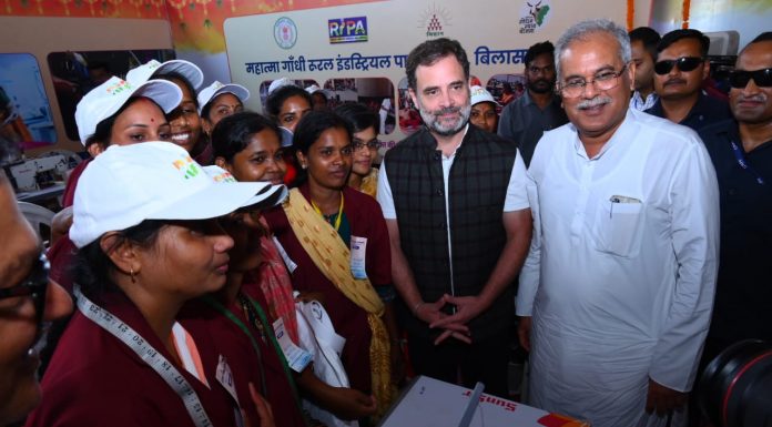 गारमेंट फैक्ट्री में बना कोट समूह की महिलाओं ने गिफ्ट किया राहुल गांधी को