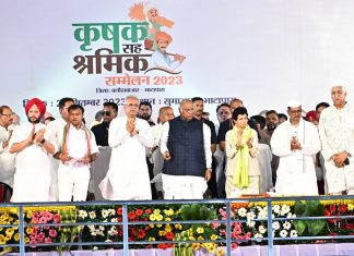 कृषक सह श्रमिक सम्मेलन : बलौदाबाजार-भाटापारा : मुख्यमंत्री निर्माण श्रमिक पेंशन सहायता योजना का हुआ शुभारंभ
