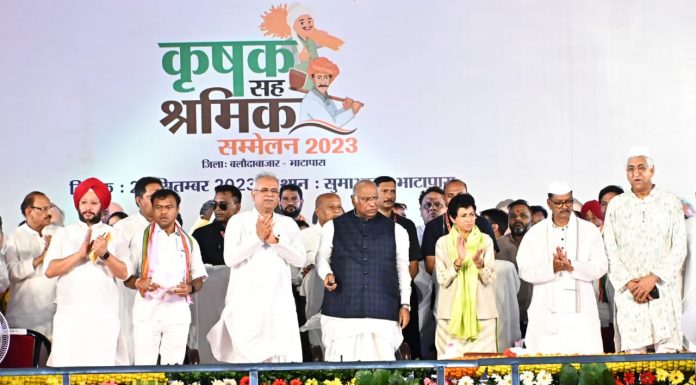 कृषक सह श्रमिक सम्मेलन : बलौदाबाजार-भाटापारा : मुख्यमंत्री निर्माण श्रमिक पेंशन सहायता योजना का हुआ शुभारंभ