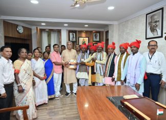 मुख्यमंत्री को दिया गया बस्तर दशहरा का न्योता