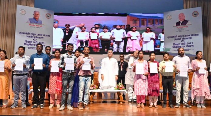 मुख्यमंत्री ने शिक्षक दिवस के अवसर पर 1318 शिक्षकों को सौंपा नियुक्त पत्र, जीर्णाेद्धार के पश्चात 7 हजार 688 स्कूलों का किया लोकार्पण