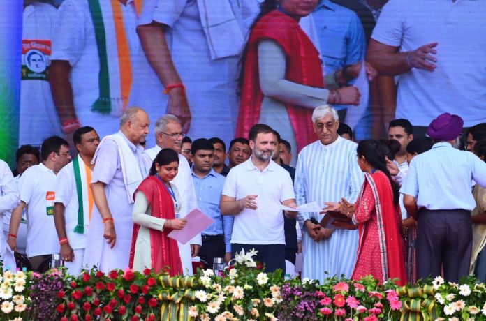 'Rajiv Yuva Mitan Sammelan': MP Rahul Gandhi and Chief Minister Baghel distributed appointment letters to newly appointed 2000 teachers.