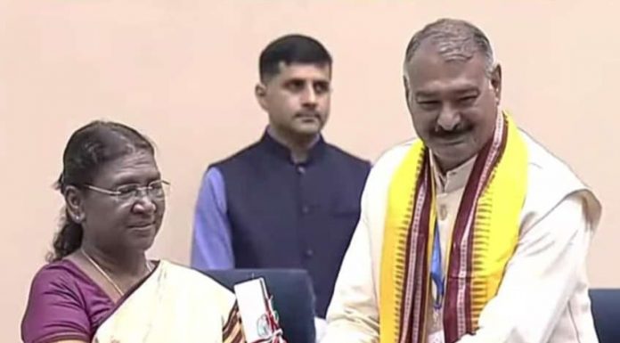 राष्ट्रपति द्वारा स्वामी आत्मानंद शासकीय अंग्रेजी माध्यम स्कूल के प्राचार्य डॉ. बृजेश पाण्डेय राष्ट्रीय शिक्षक पुरस्कार से सम्मानित