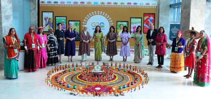 Gift of millet from the women of Bastar to the First Lady who came to G-20