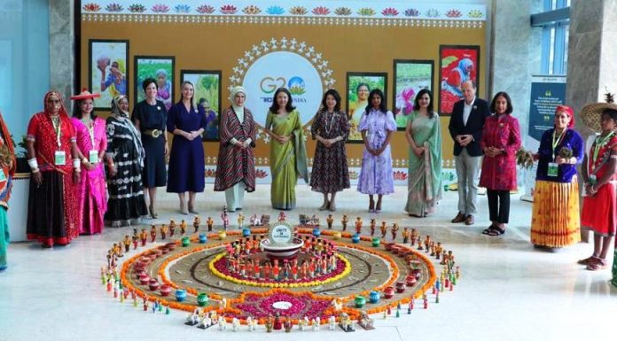 जी-20 में आयीं फर्स्ट लेडी को बस्तर की महिलाओं की ओर से मिलेट का उपहार