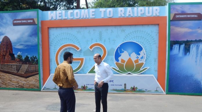 कलेक्टर ने किया स्वर्गीय राजीव गांधी मार्ग में किए गए सौंदर्यींकरण-वॉलपेंटिग का किया अवलोकन