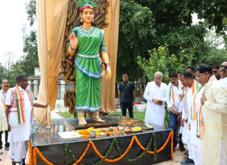 मुख्यमंत्री भूपेश बघेल ने बीजापुर स्थित कलेक्टर कार्यालय परिसर में छत्तीसगढ़ महतारी की प्रतिमा का किया अनावरण