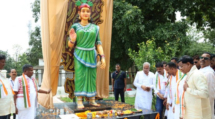 मुख्यमंत्री भूपेश बघेल ने बीजापुर स्थित कलेक्टर कार्यालय परिसर में छत्तीसगढ़ महतारी की प्रतिमा का किया अनावरण