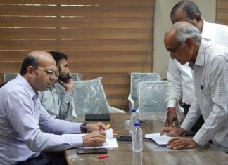 जनचौपाल में विधवा पेंशन, विद्युतीकरण और पाठशाला में अहाता निर्माण सहित अन्य समस्याओं के लिए नागरिकों ने कलेक्टर को दिया आवेदन