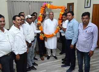 मुख्यमंत्री से प्राथमिक लघु वनोपज समिति प्रबंधक संघ के प्रतिनिधिमंडल ने की मुलाकात