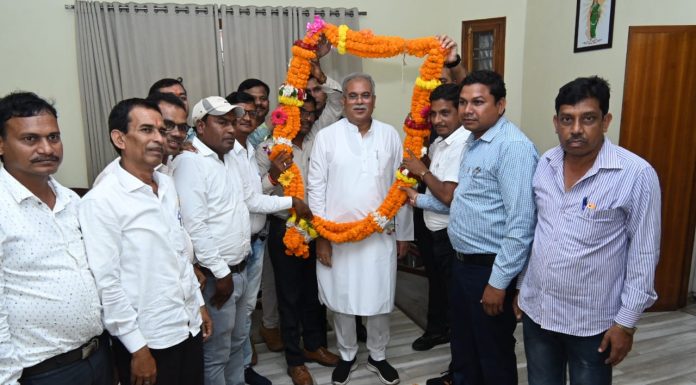 मुख्यमंत्री से प्राथमिक लघु वनोपज समिति प्रबंधक संघ के प्रतिनिधिमंडल ने की मुलाकात