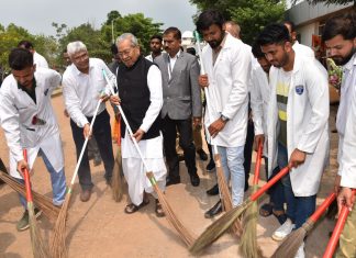 राज्यपाल हरिचंदन स्वच्छता पखवाड़ा में शामिल हुए