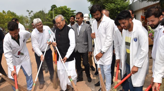 राज्यपाल हरिचंदन स्वच्छता पखवाड़ा में शामिल हुए
